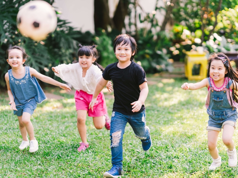 Cha mẹ hãy chú ý cho trẻ vận động và vui chơi mỗi ngày